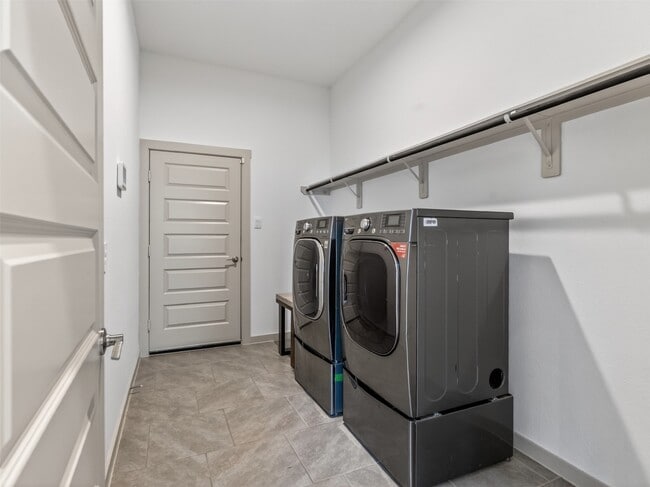 Building Photo - 818 Kingwood Dr