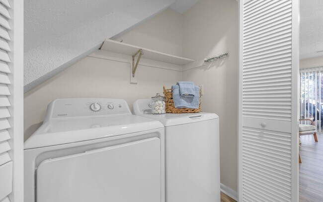 Building Photo - READY NOW!! 3-Bedroom Townhome w/Attached Garage! Golf Course Views - Pet Friendly - All Appliances!