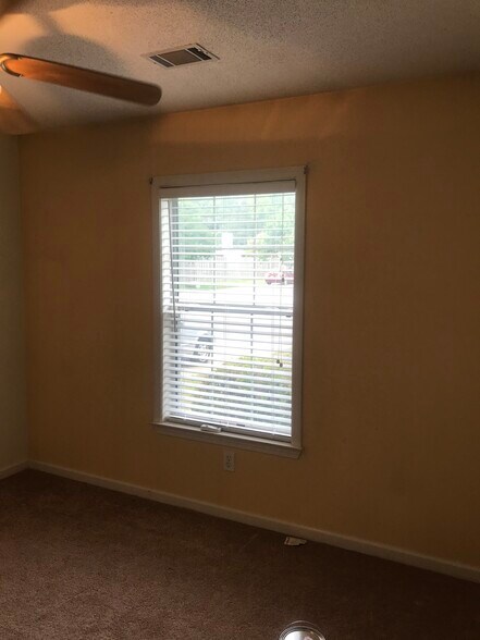 Building Photo - 139 Thorn Tree Ln