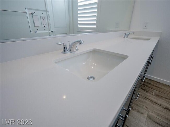 Building Photo - BEAUTIFUL 4BEDROOM HOME IN CADENCE
