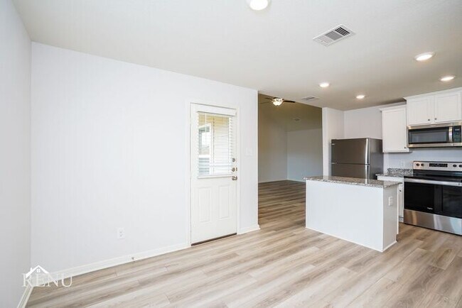 Building Photo - 10453 Sweetwater Creek Dr