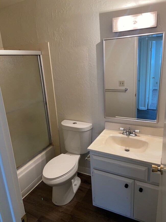 Building Photo - Roomy 2bdrm 1bath duplex off Fair Oaks Blvd near Madison Ave