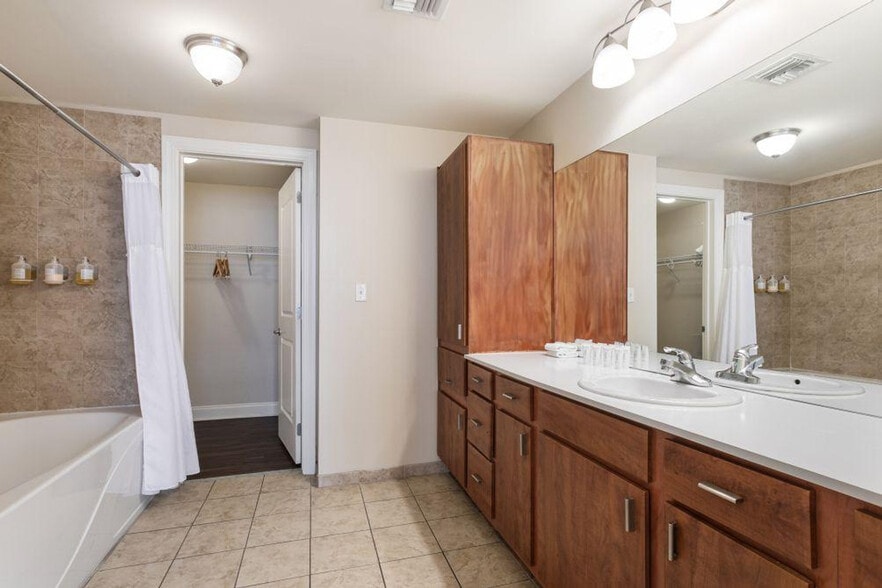 Building Photo - 925 Common St