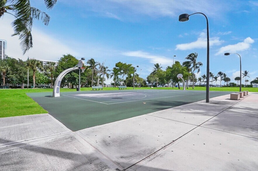 Building Photo - 2020 N Bayshore Dr