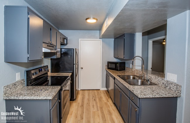 Building Photo - Charming 2Bdm 2Ba Condo in Gated Community!