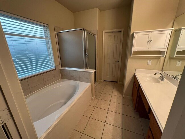 Building Photo - 2203 Oak Rise Dr