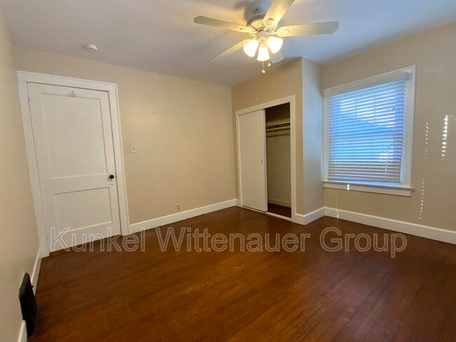 Building Photo - 407 W Van Buren St
