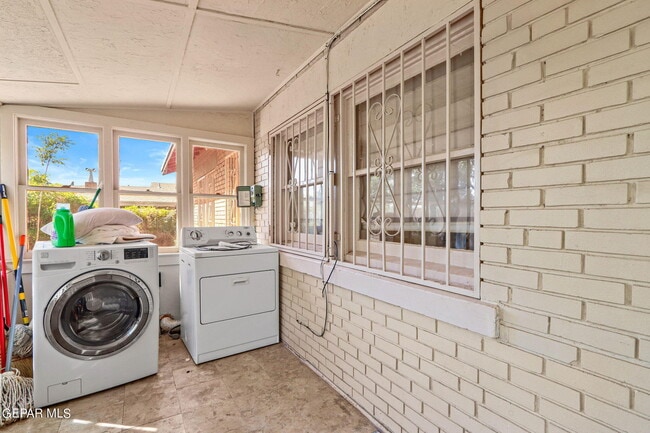 Building Photo - 2709 N Florence St