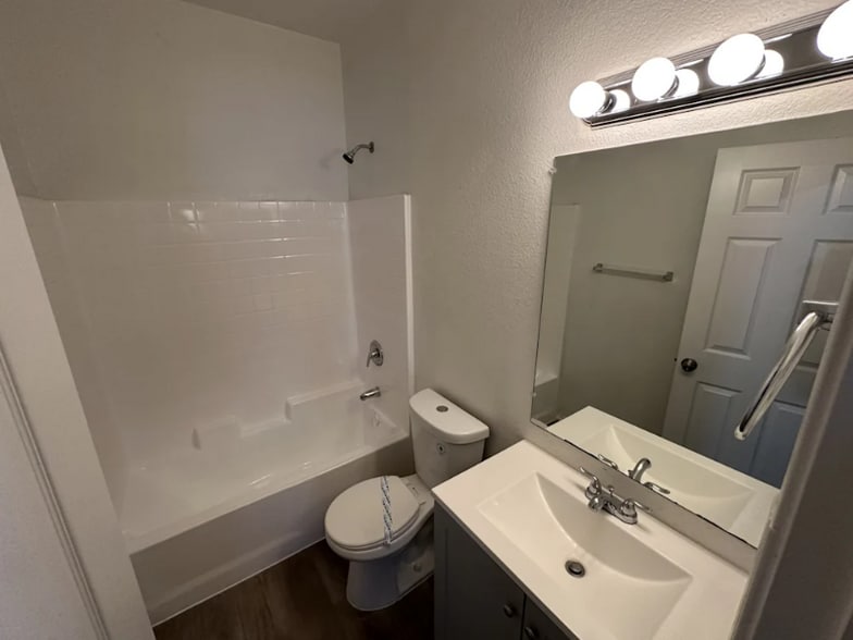 Building Photo - 834 E Minton St