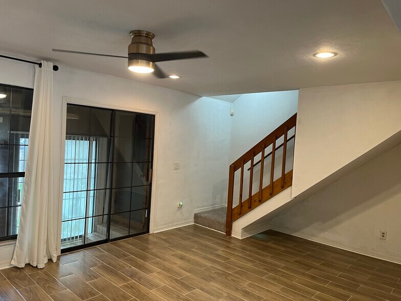 Building Photo - 5868 SW 8th Pl