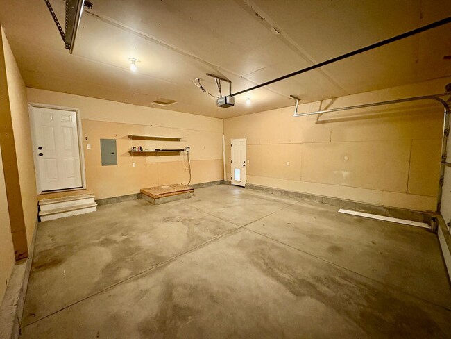 Building Photo - Beautiful 3 bedroom 2 bathroom home locate...