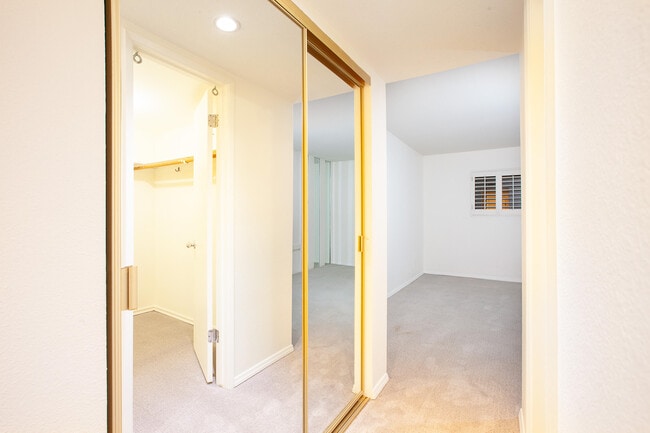 Building Photo - 451 E Vía Carisma