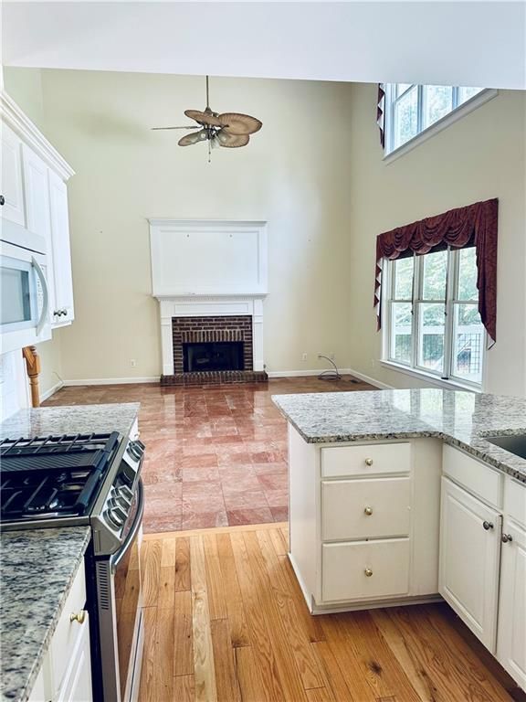 Building Photo - 811 Valley Dr