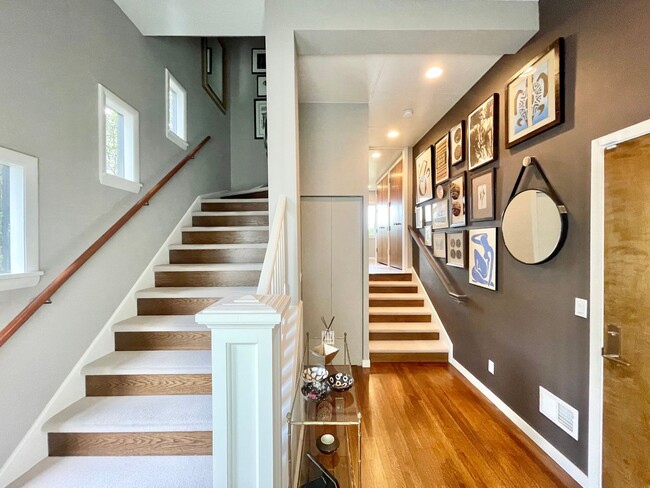 Building Photo - 3BR/2.5BA INCOMPARABLE Views!!! Prime Corona Heights Residence! 2 car parking and laundry! PROGRE...