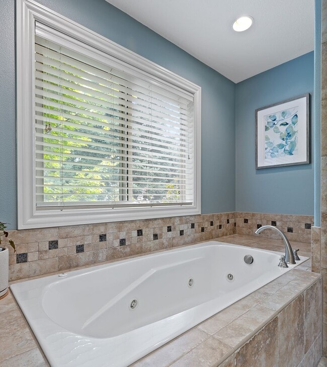 Building Photo - Desirable Oregon City / Luxury Home, High End Amenities, Central Air, Central Vac, Tank-less Hot ...