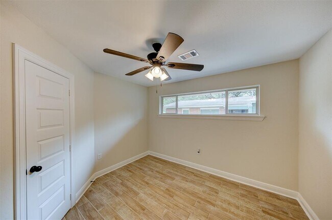 Building Photo - 8826 Robindell Dr