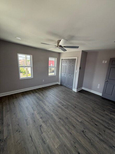 Building Photo - 115 Oak St