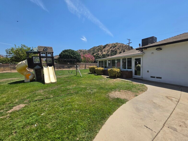 Building Photo - 9805 La Tuna Canyon Rd