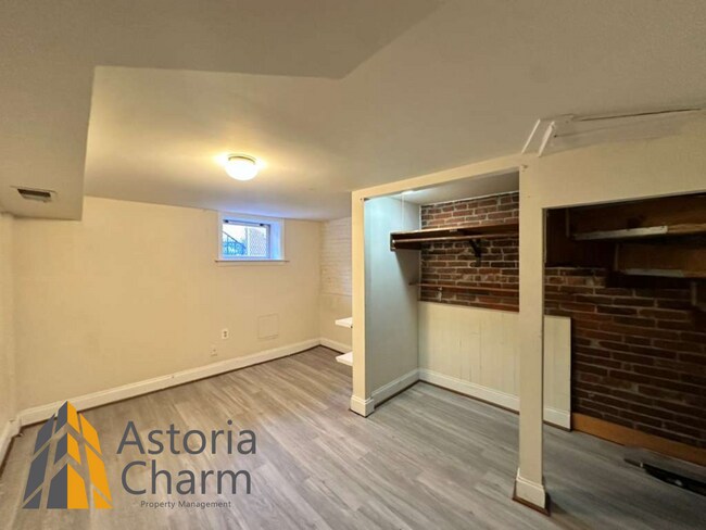 Building Photo - 3 Bedrooms Fenced Yard in a Desirable Neighborhood