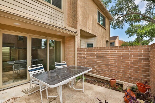 Building Photo - 2050 Augusta Dr