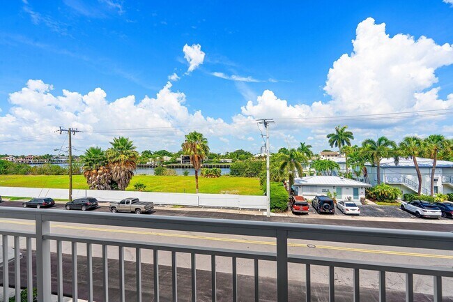 Building Photo - 550 Bayshore Dr