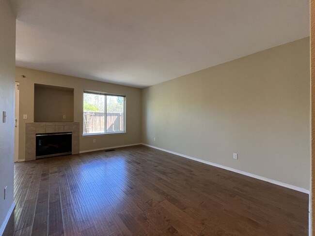 Building Photo - Spacious 3 Bedroom Home with Open Layout, Vaulted Bedrooms & Trail Access