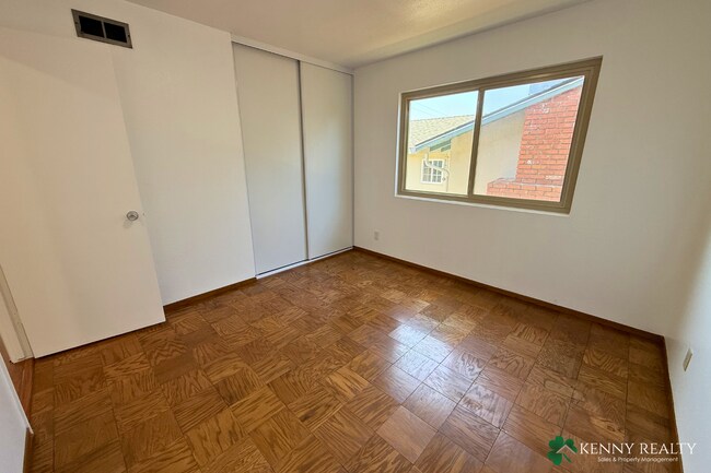 Building Photo - Large 4 Bedroom, 2 Bathroom Home with 2 Car Garage