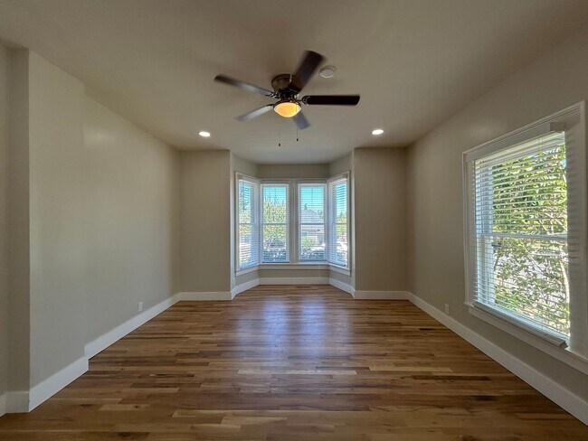 Building Photo - Rent Special! - Gorgeous 3 Bed + Bonus Roo...