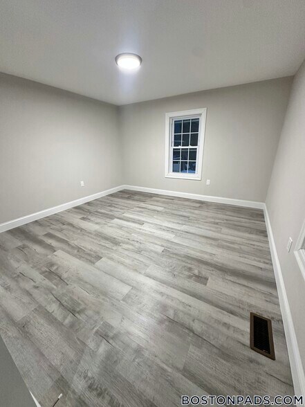 Building Photo - 55 Burrell St