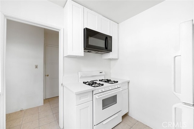 Building Photo - 1367 N Mentor Ave