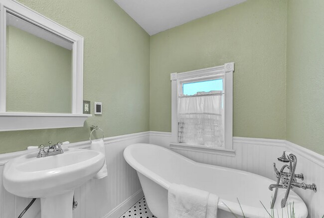 Building Photo - MOVE IN SPECIAL! 6 WEEKS RENT FREE! Beautiful 5 Bedroom Home with Lots of Natural Light!