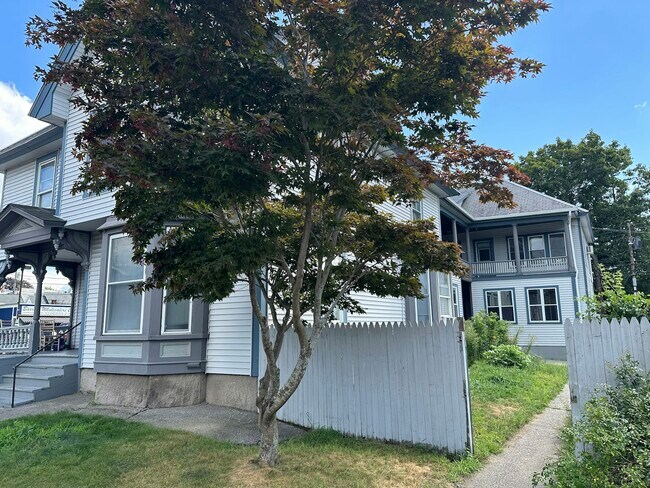 Building Photo - 319 Hanover St