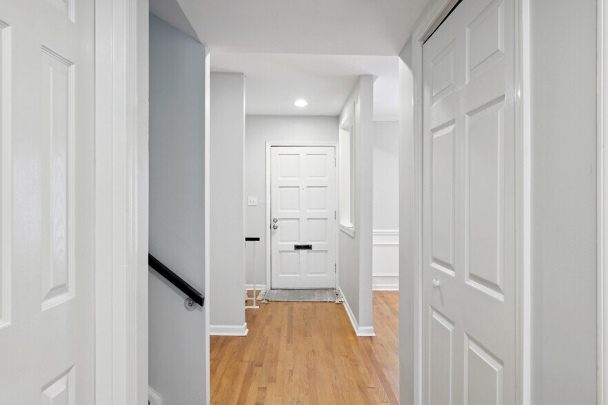 Building Photo - 11 Ivy Sq NE