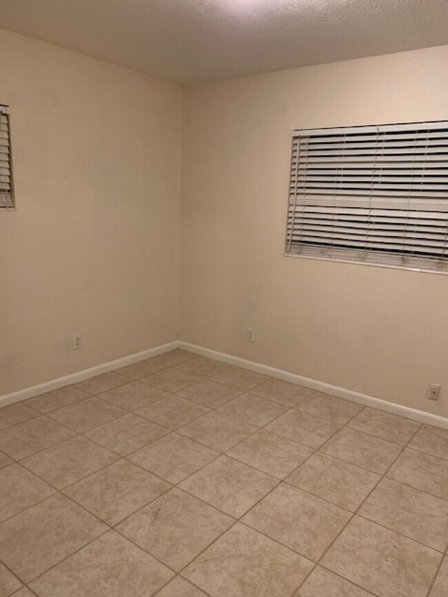 Building Photo - West side Beauty! 3 Bedrooms 2 Bathroom