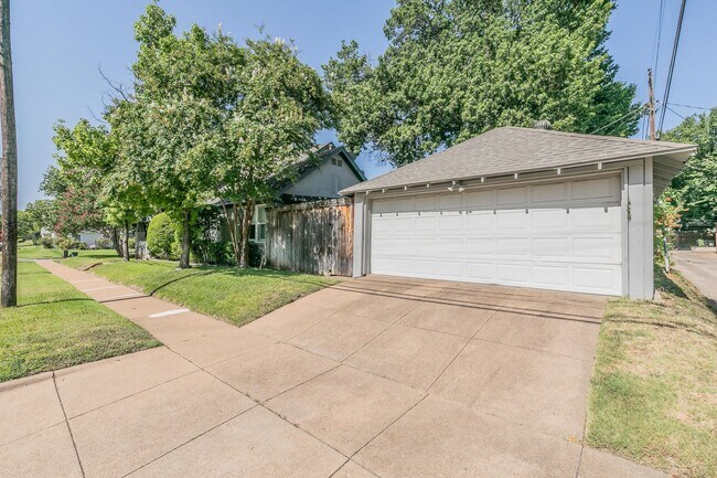 Building Photo - Charming Bungalow - Arlington Heights