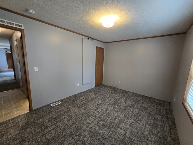 Building Photo - 700 W Ridgeway Ave