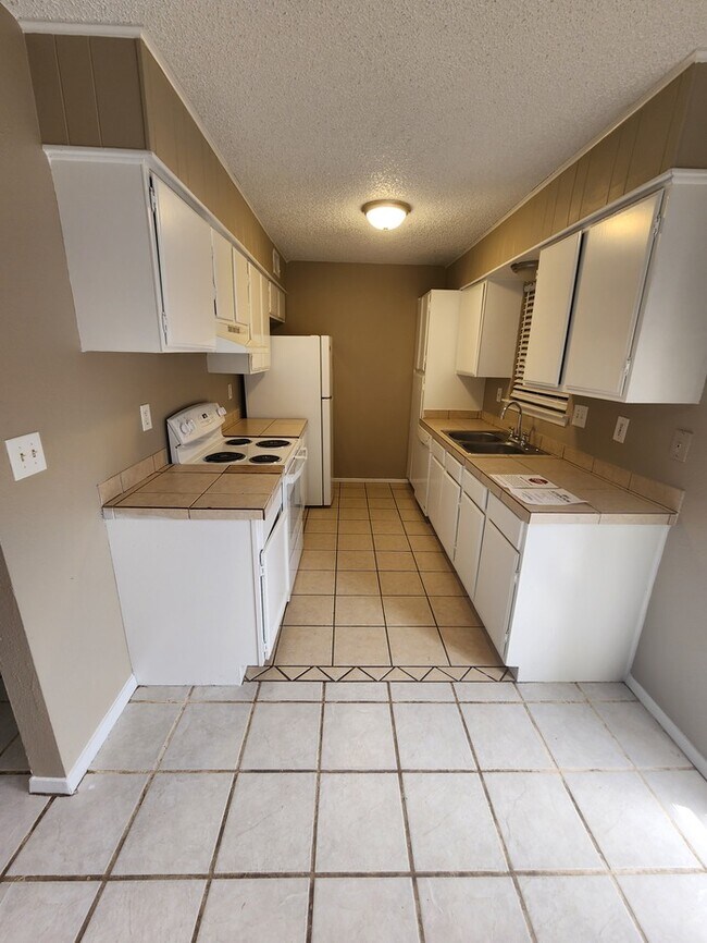 Building Photo - 3 bed 2 bath, 2 story townhome, 2 car garage