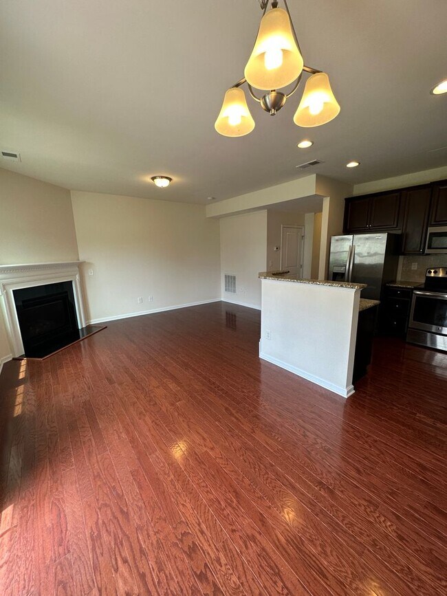 Building Photo - Townhome in Edison Square