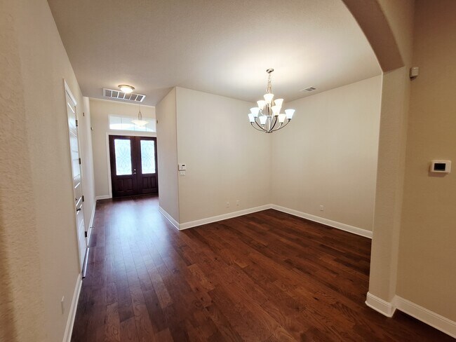 Building Photo - 4562 Katherine Dr