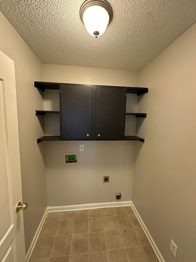 Building Photo - Lovely Cordova home. Fresh Paint and New Carpet! Fenced backyard and eat in kitchen. Pets are wel...