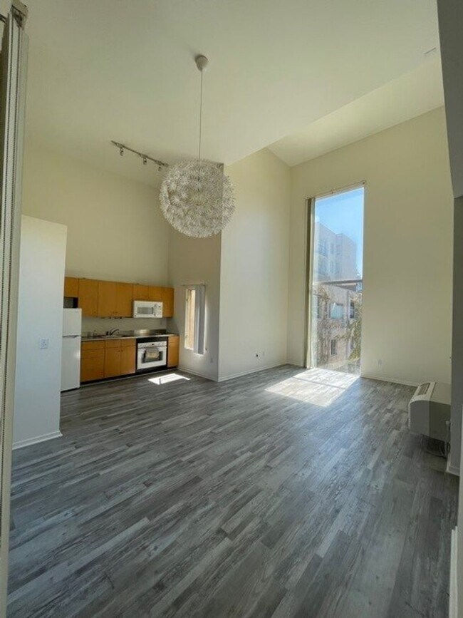 Building Photo - Urban 1 bedroom 1 bath townhome in Little Italy!