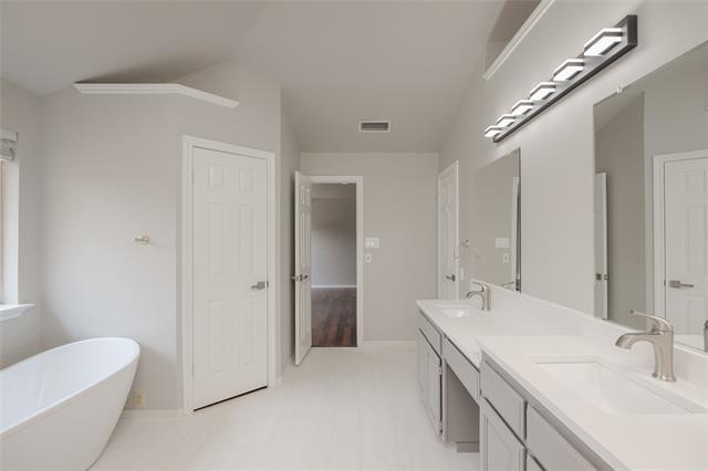 Building Photo - 532 Lake Forest Dr