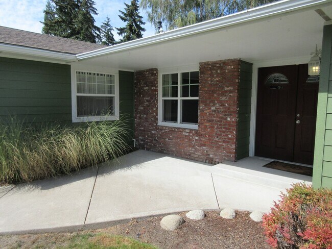 Building Photo - Well Maintained Three Bedroom in Keizer