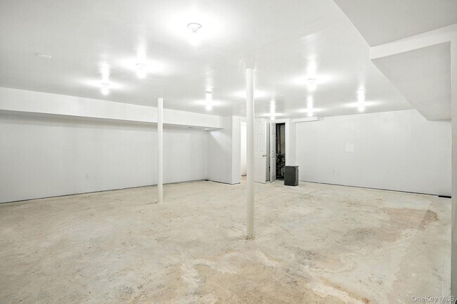 Building Photo - 11 Robinhood Rd