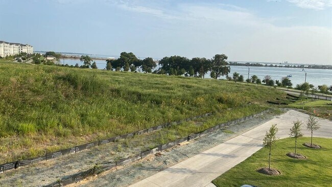 Building Photo - 2008 Naples Dr