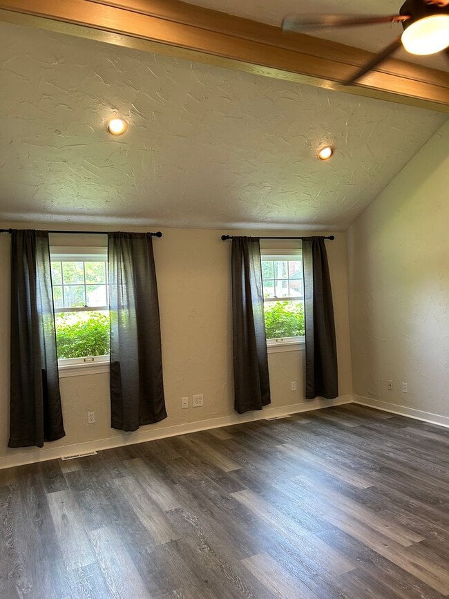 Building Photo - Spacious Colonial For Rent in Lyndhurst