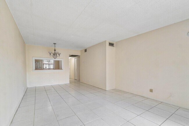 Building Photo - 6736 Palmetto Cir S