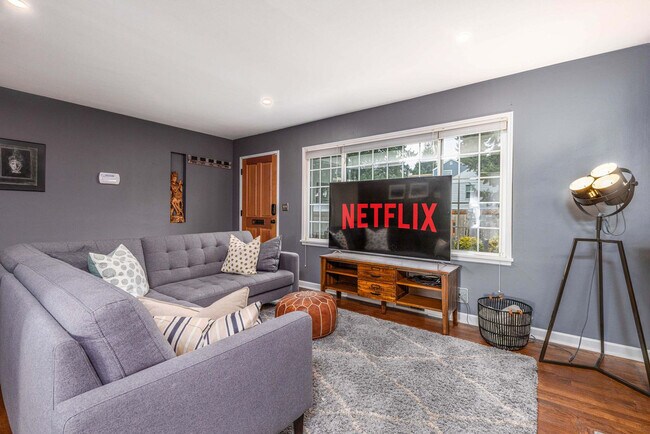 Building Photo - 3701 SW Henderson St