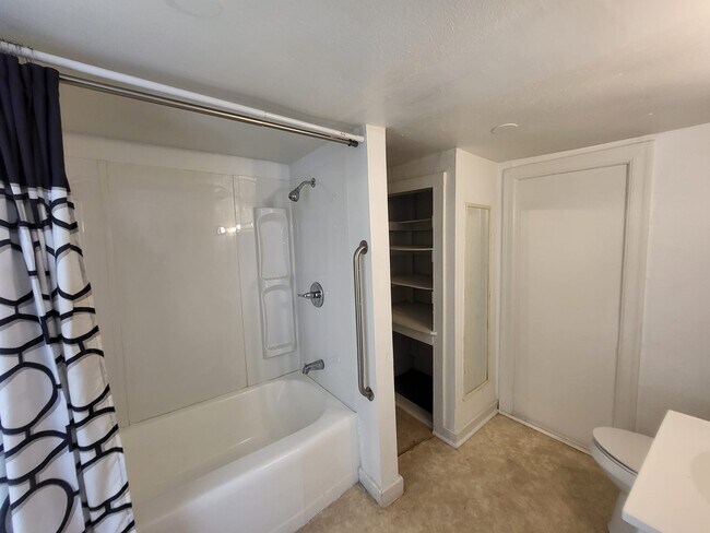 Building Photo - 1008 Runnels St