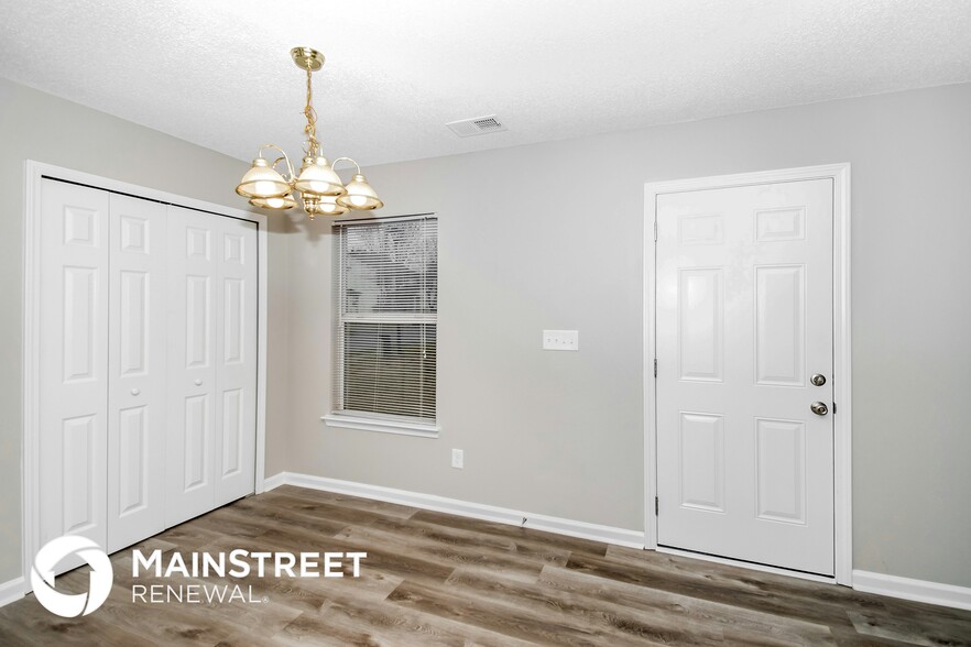 Building Photo - 400 Pinevale Ct